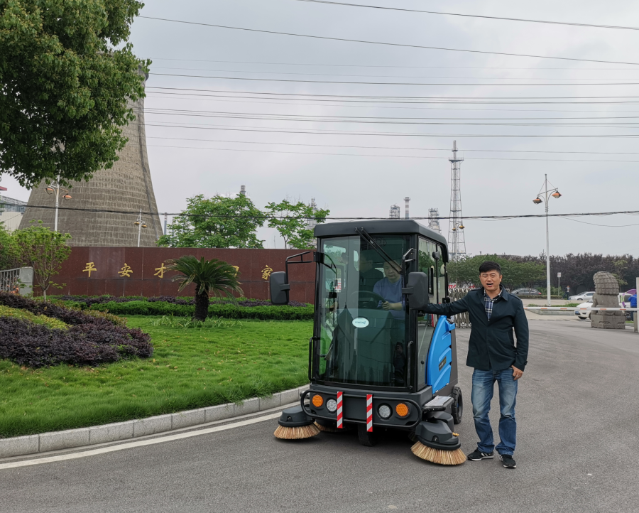 電動駕駛式掃地車