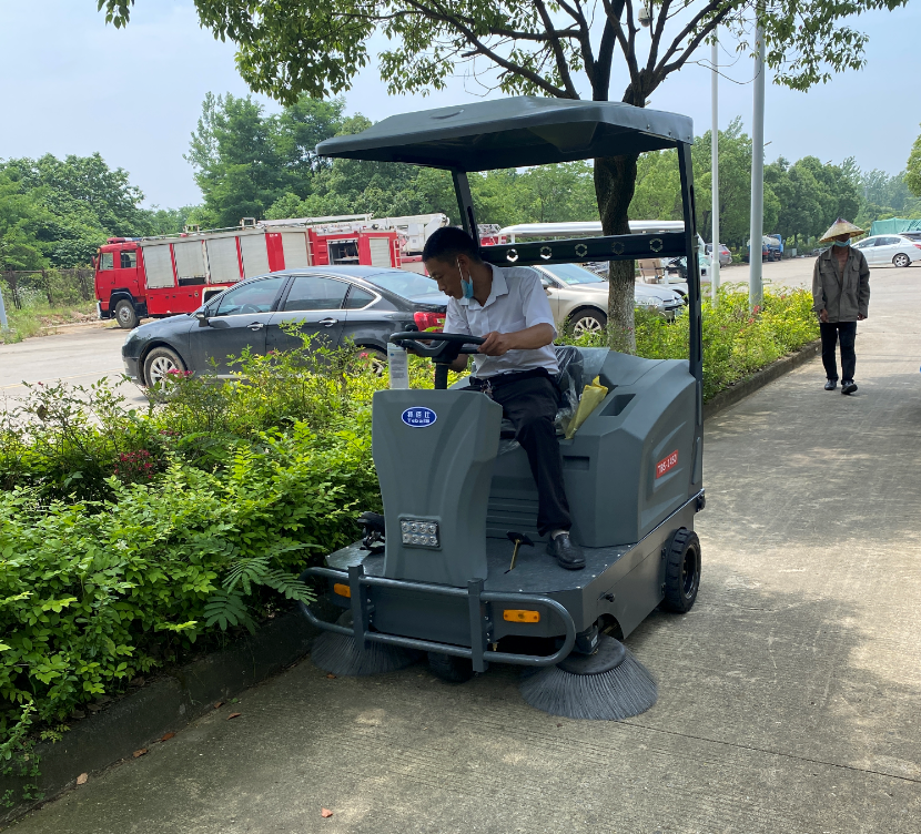 駕駛式電動掃地車